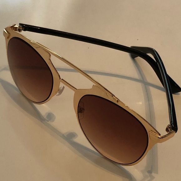 Gold crossbar sunglasses - Picture 3 of 3